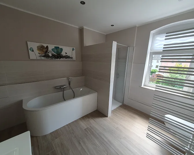 Saniertes Bad mit Eckbadewanne, Dusche und Handtuchheizkörper